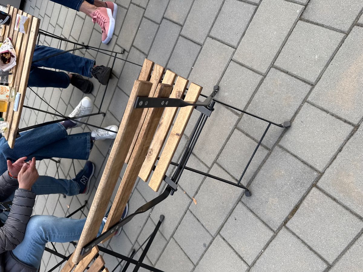 Drvena klupa s metalnim okvirom za vanjsku upotrebu